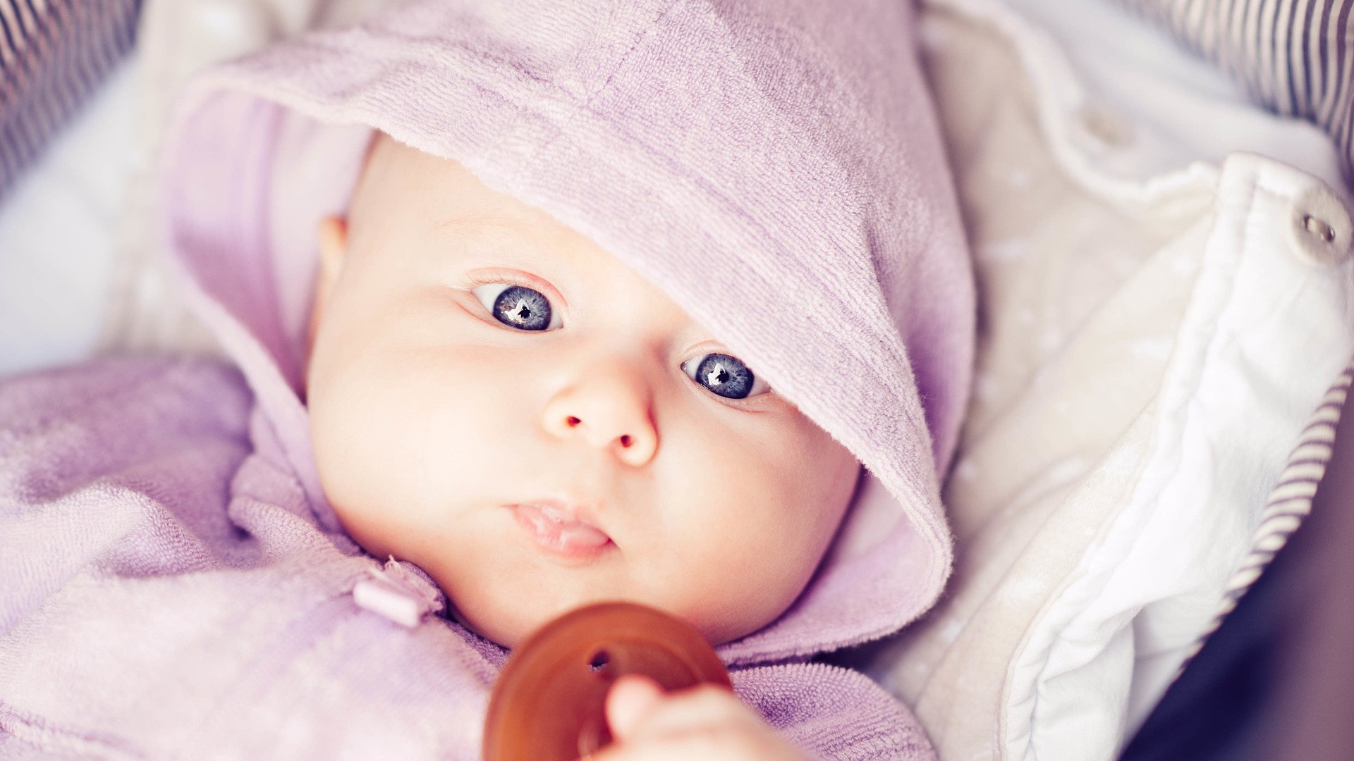试管供卵捐卵女孩面对宝宝的耳屎该如何清理？